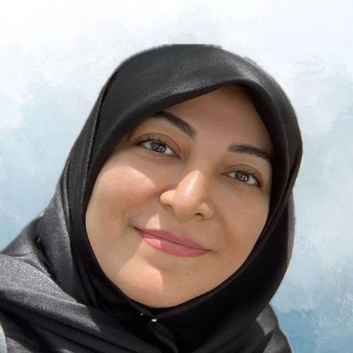 سمیه بشارتی مهندسی راه و ساختمان – دانشگاه تهران همسر جوانمردی هندی با ۱۸ سال تجربه زندگی مهاجرانه در هندوستان مهندس، مادر، مدرس زبان، کارآفرین، مروج ارتباطات بین‌فرهنگی آموزش زبان انگلیسی و طراحی دوره‌های کاربردی برای فارسی ‌زبانان تولید محتوای فرهنگی و اجتماعی با تمرکز بر سبک زندگی مهاجرانه برندینگ شخصی و توسعه کسب‌وکارهای خانگی بنیان‌گذار فروشگاه آنلاین فعال با بیش از ۱۰ سال سابقه در فروش محصولات اصیل هند تربیت دو فرزند سه‌زبانه تسلط به فرهنگ هند و تجربه عمیق زیستن میان دو فرهنگ  توانمندسازی زنان از طریق آموزش، روایت، و کارآفرینی ساخت پلی میان فرهنگ‌ها، ارتقاء تعامل انسانی، و روایت تجربه‌ی زیسته زنان مهاجر   : آدرس اینستاگرام @soghat_hend2